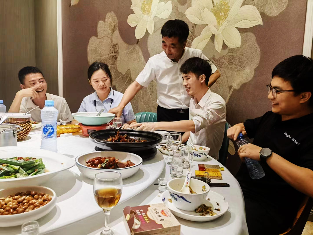 白酒夜飲，前程似錦